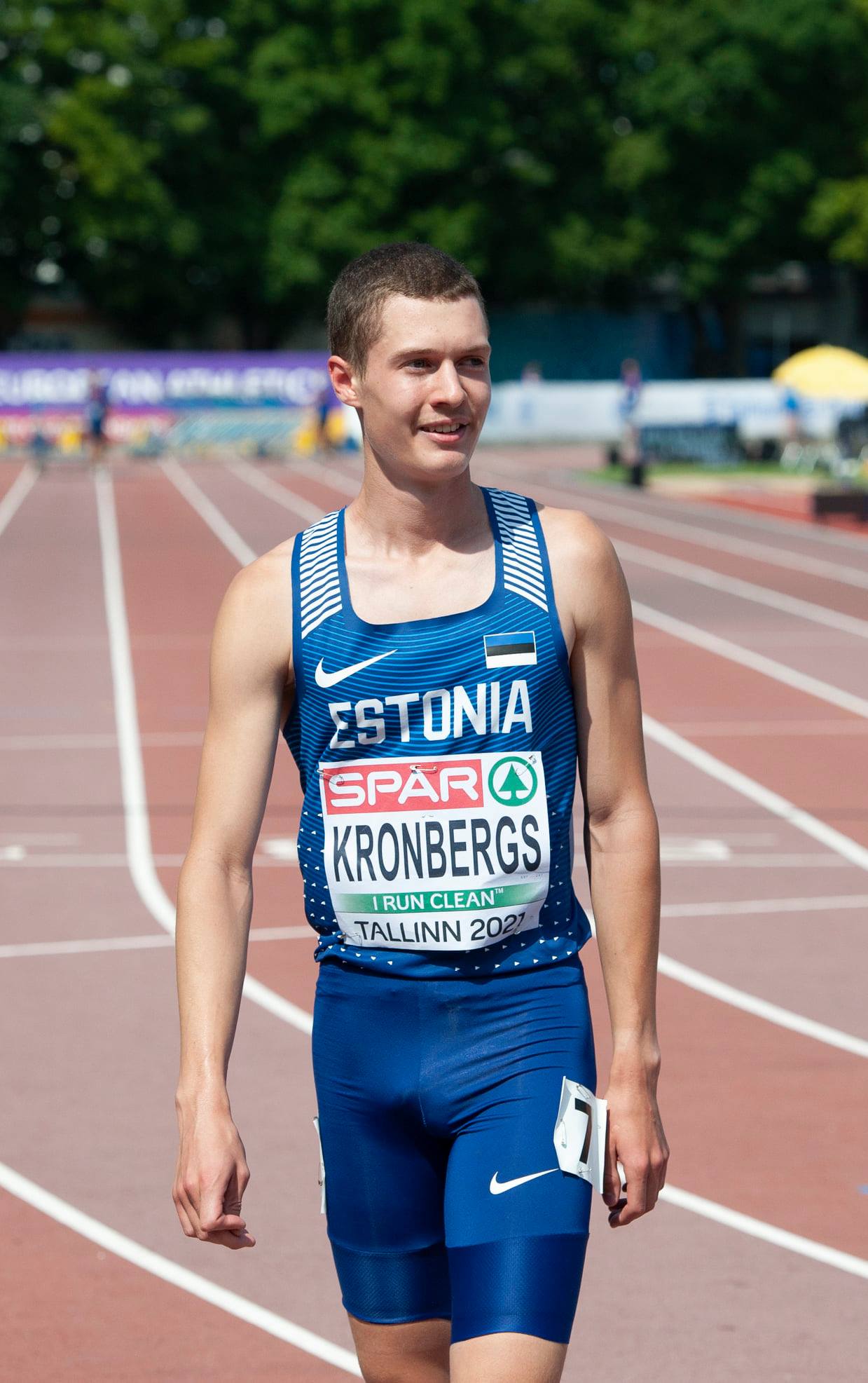 Uku Renek Kronbergs peale 800m jooksu (2021 U20 EM).jpg