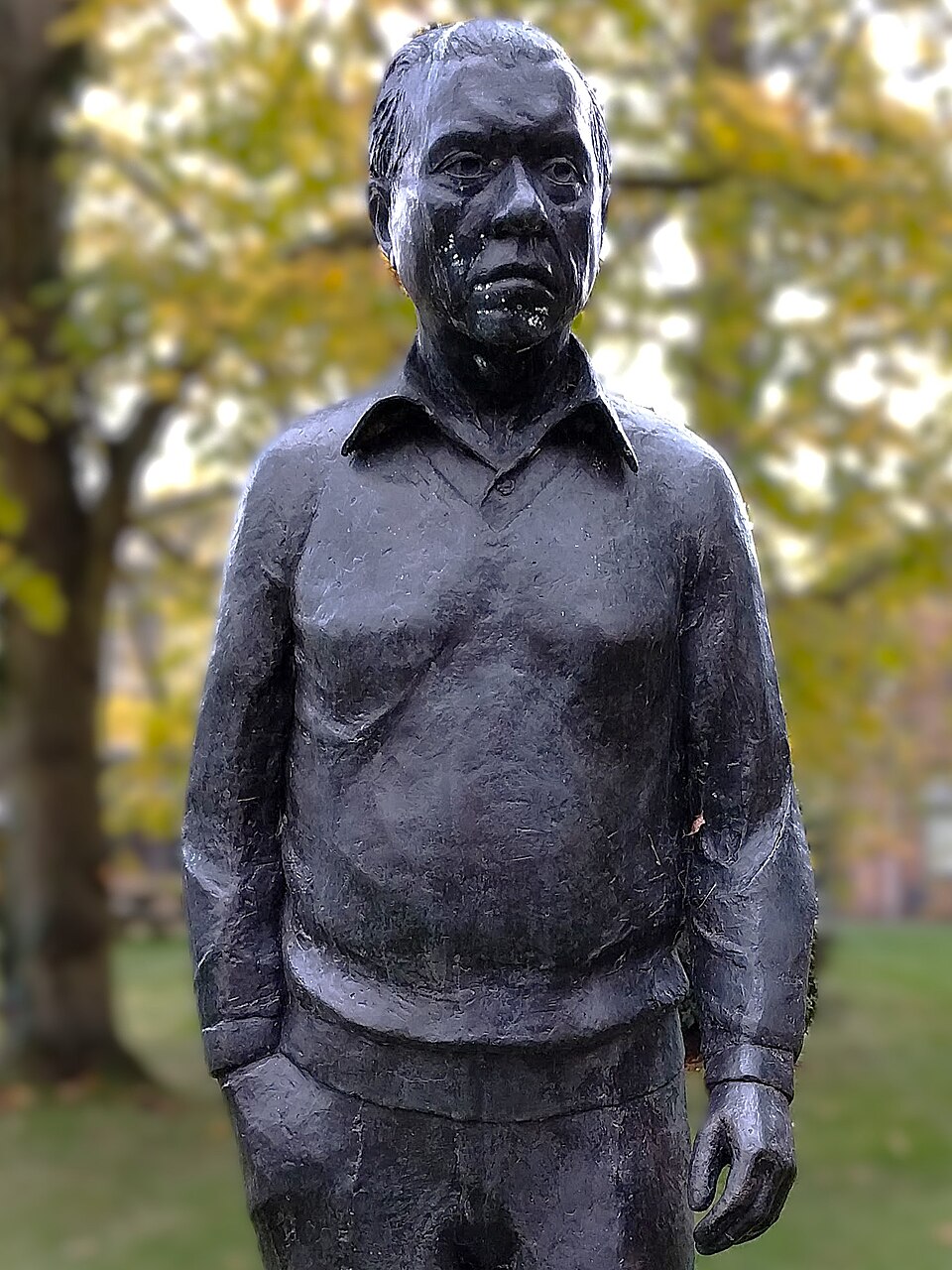 Institute of Astronomy, statue of Sir Fred Hoyle (crop).jpg