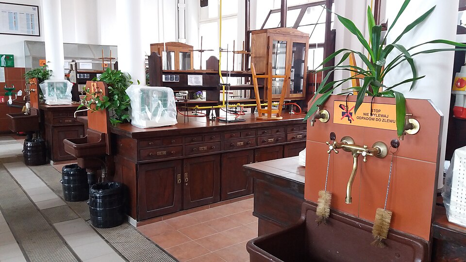 Chemical laboratory, 1904, Gdansk University of Technology.jpg