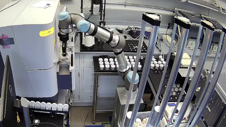 Robot arm R3 (UR5e) retrieving powder samples (post-annealing) and cooperating with an Aeris X-ray diffractometer for their characterization (autonomous lab).webm